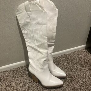 Brand :modern mb 
Size 7 
#white boots 
#never worn supper cute!